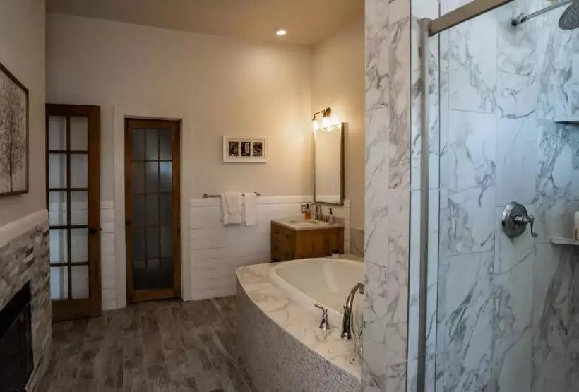キングサイズベッドのデラックスルーム, Sage Hill Inn & Spa