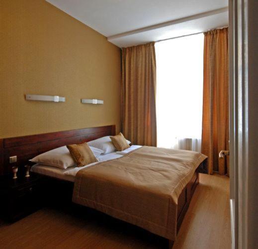 اتاق لوکس, U Stare Pani  At The Old Lady