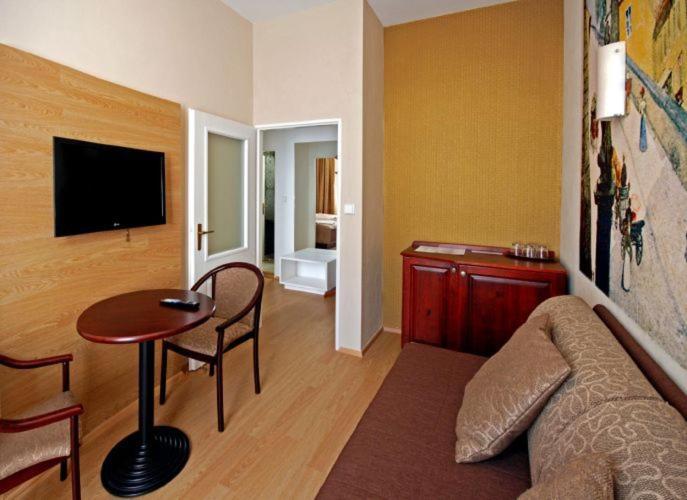 سوییت لوکس, U Stare Pani  At The Old Lady