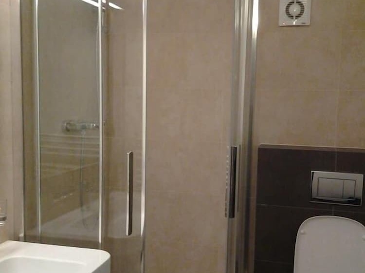 اتاق استاندارد, U Stare Pani  At The Old Lady