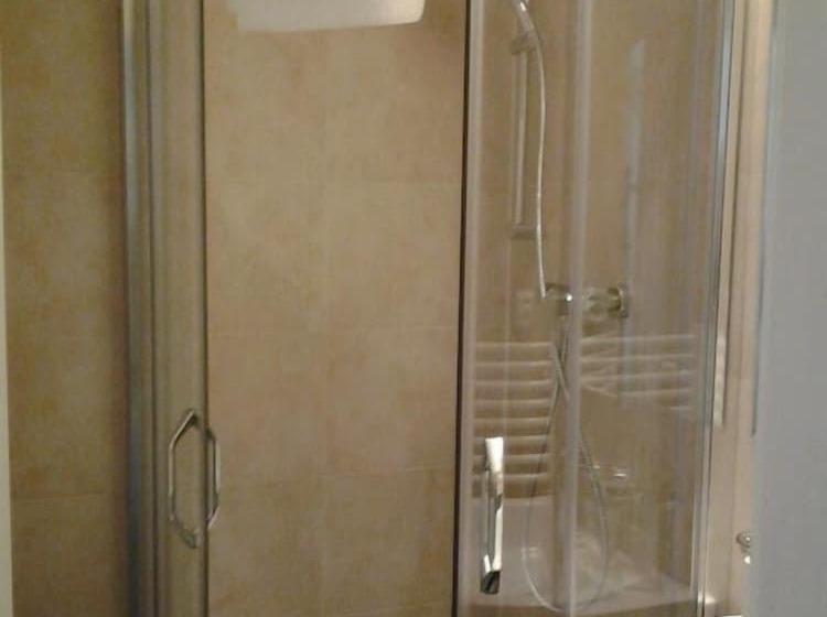 اتاق لوکس, U Stare Pani  At The Old Lady