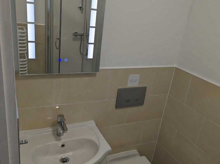 חדר משפחתי, Acqua Beach