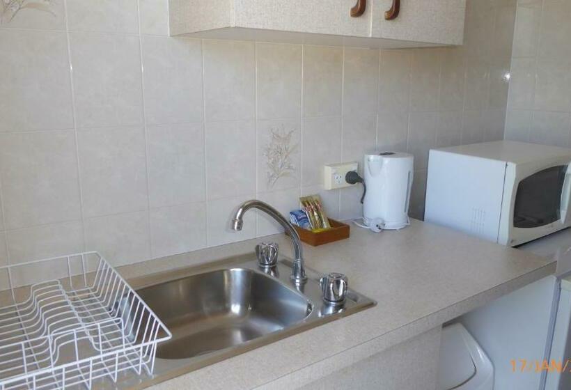 سوییت, Tower Court Motel