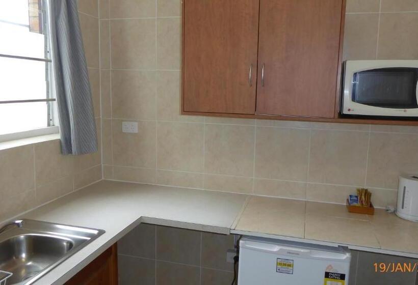 سوییت خانوادگی, Tower Court Motel