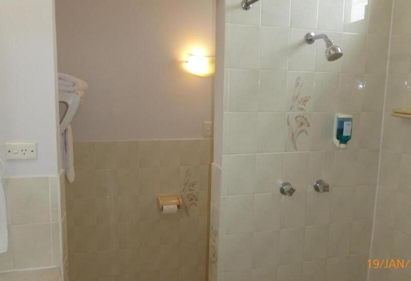 سوییت خانوادگی, Tower Court Motel