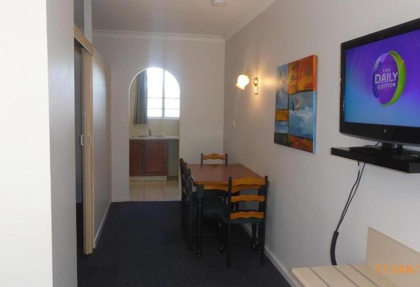 سوییت خانوادگی, Tower Court Motel