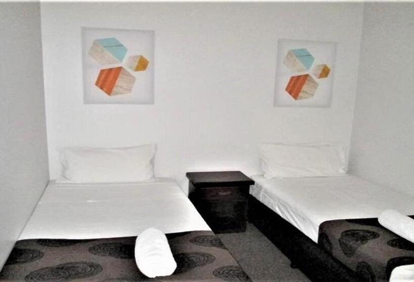 سوییت خانوادگی, Tower Court Motel