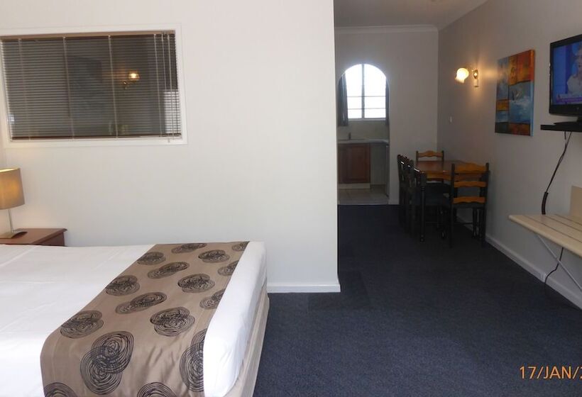 سوییت خانوادگی, Tower Court Motel