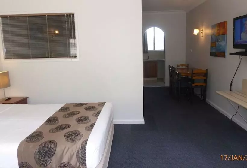 スイート（家族用）, Tower Court Motel