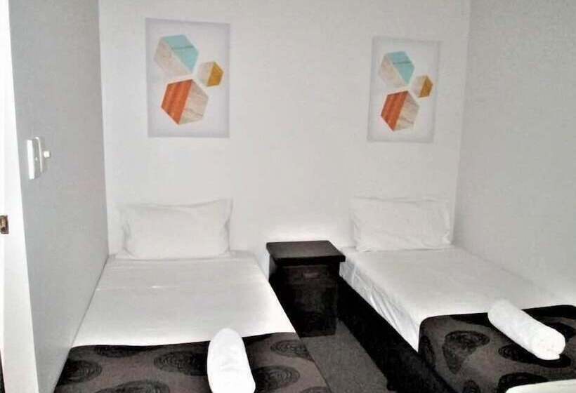 سوییت خانوادگی, Tower Court Motel