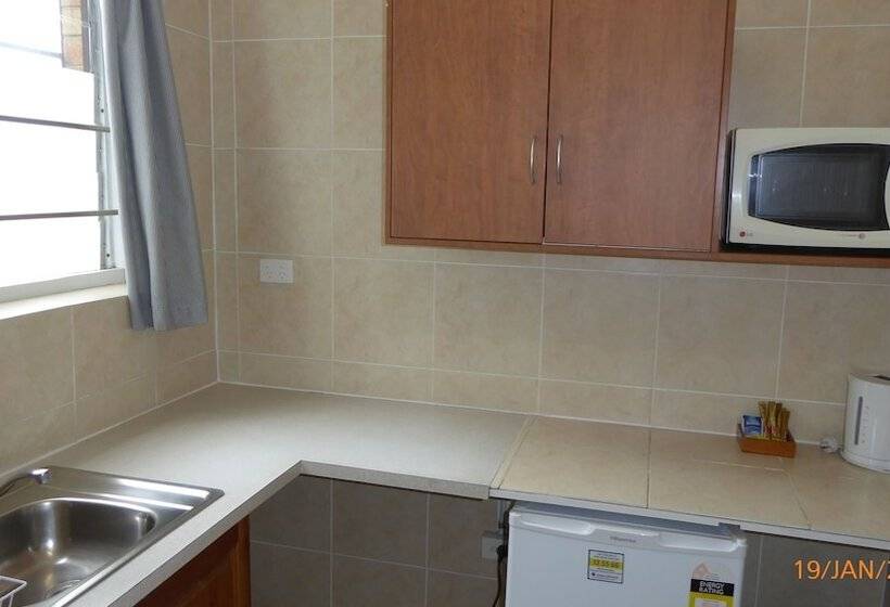 سوییت خانوادگی, Tower Court Motel