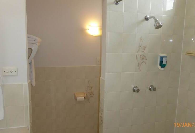 سوییت خانوادگی, Tower Court Motel