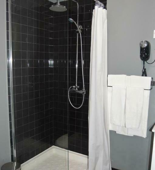 سوئیت با بالکن, Wallis Rato