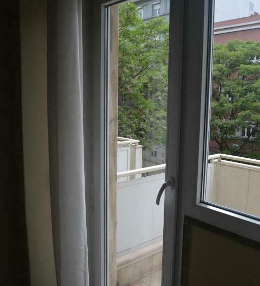 سوئیت با بالکن, Wallis Rato