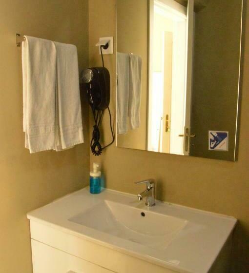 سوئیت با بالکن, Wallis Rato