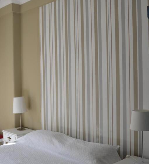 سوئیت با بالکن, Wallis Rato