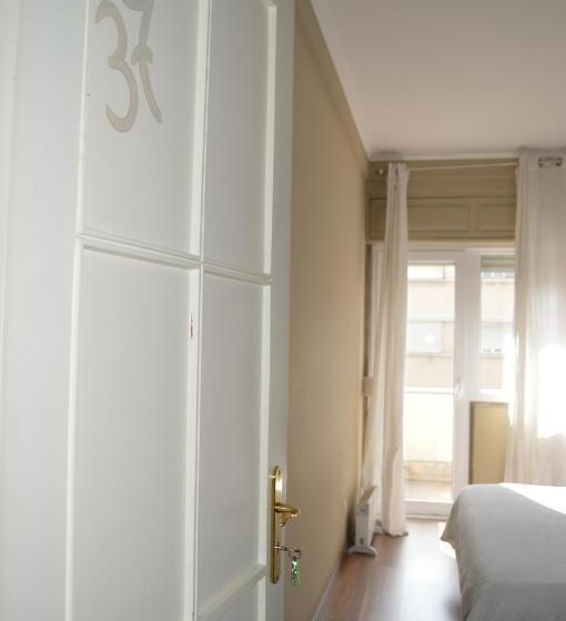 سوئیت با بالکن, Wallis Rato