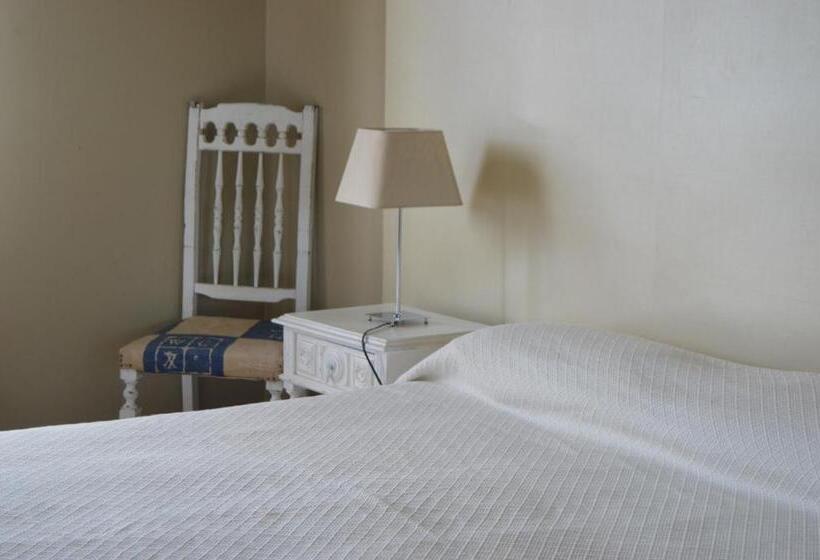 سوئیت با بالکن, Wallis Rato