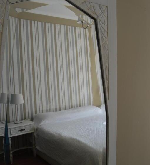 سوئیت با بالکن, Wallis Rato