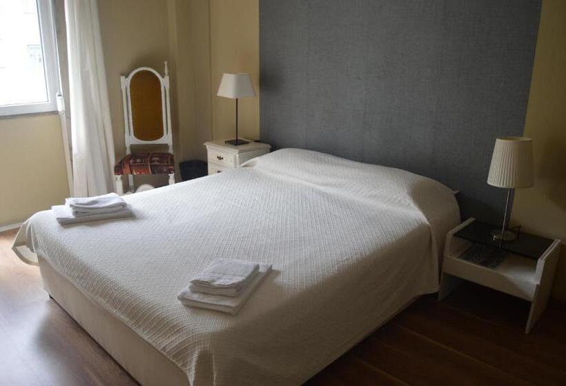 سوئیت با بالکن, Wallis Rato