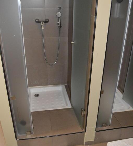 اتاق استاندارد با سرویس بهداشتی مشترک, Wallis Rato