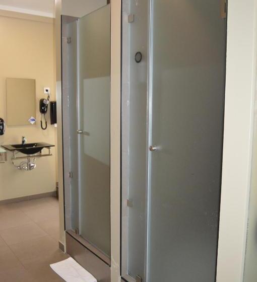 اتاق استاندارد با سرویس بهداشتی مشترک, Wallis Rato