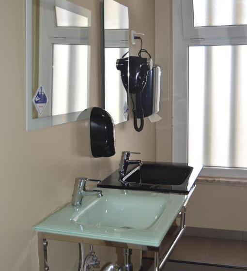 اتاق استاندارد با سرویس بهداشتی مشترک, Wallis Rato