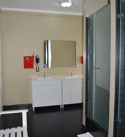 اتاق استاندارد با سرویس بهداشتی مشترک, Wallis Rato