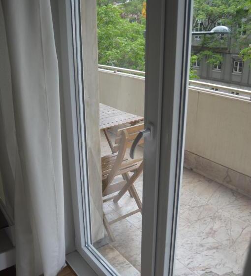 سوییت خانوادگی, Wallis Rato