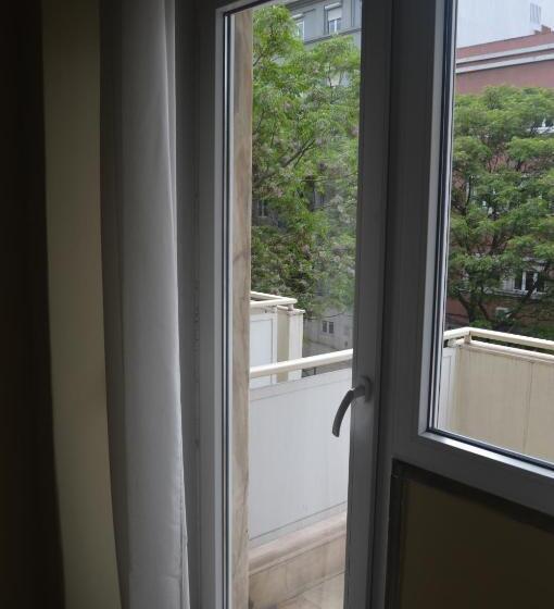 سوییت خانوادگی, Wallis Rato