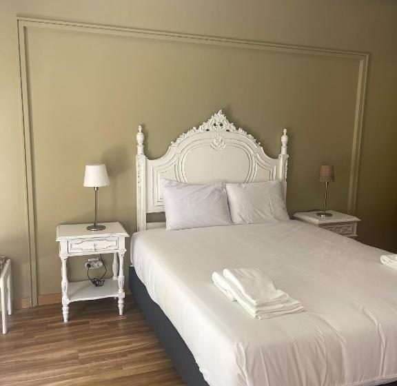 اتاق خانوادگی با سرویس بهداشتی مشترک, Wallis Rato