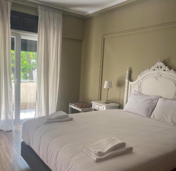 اتاق خانوادگی با سرویس بهداشتی مشترک, Wallis Rato