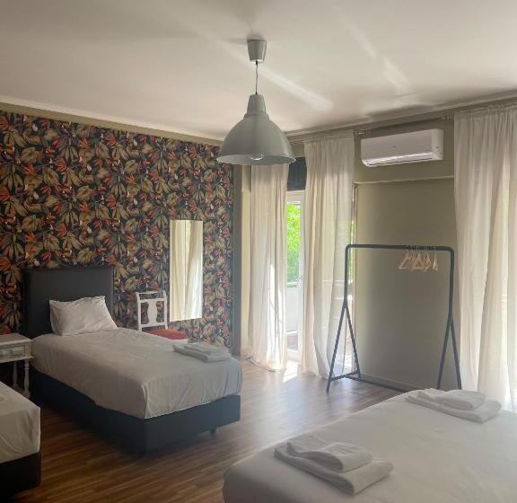 اتاق خانوادگی با سرویس بهداشتی مشترک, Wallis Rato