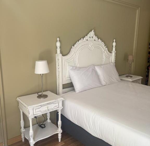 اتاق خانوادگی با سرویس بهداشتی مشترک, Wallis Rato