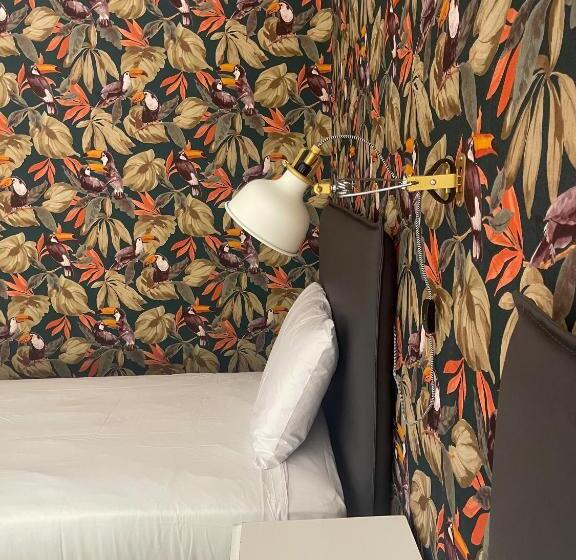 اتاق خانوادگی با سرویس بهداشتی مشترک, Wallis Rato