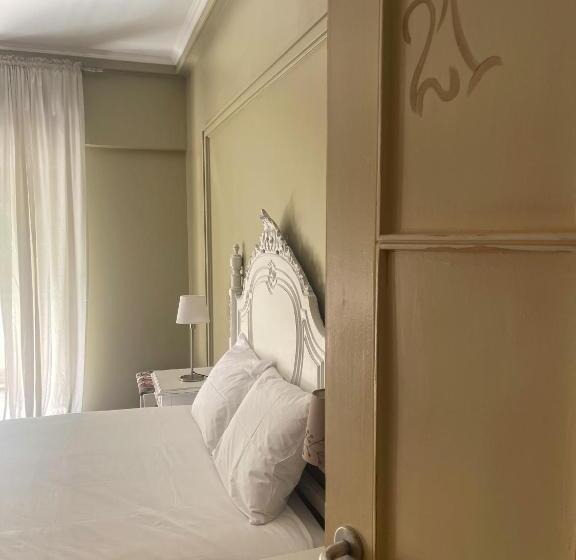 اتاق خانوادگی با سرویس بهداشتی مشترک, Wallis Rato