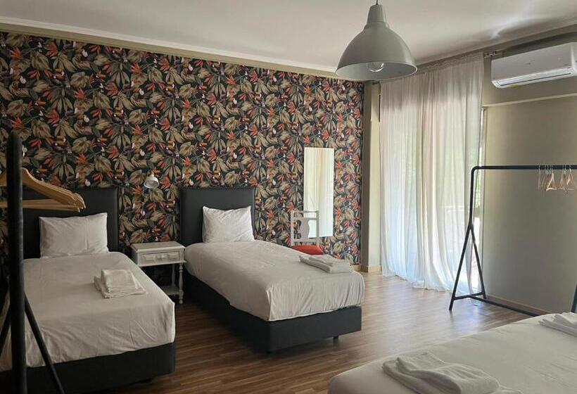 اتاق خانوادگی با سرویس بهداشتی مشترک, Wallis Rato