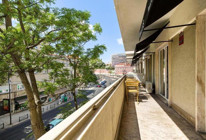 سوئیت با بالکن, Wallis Rato