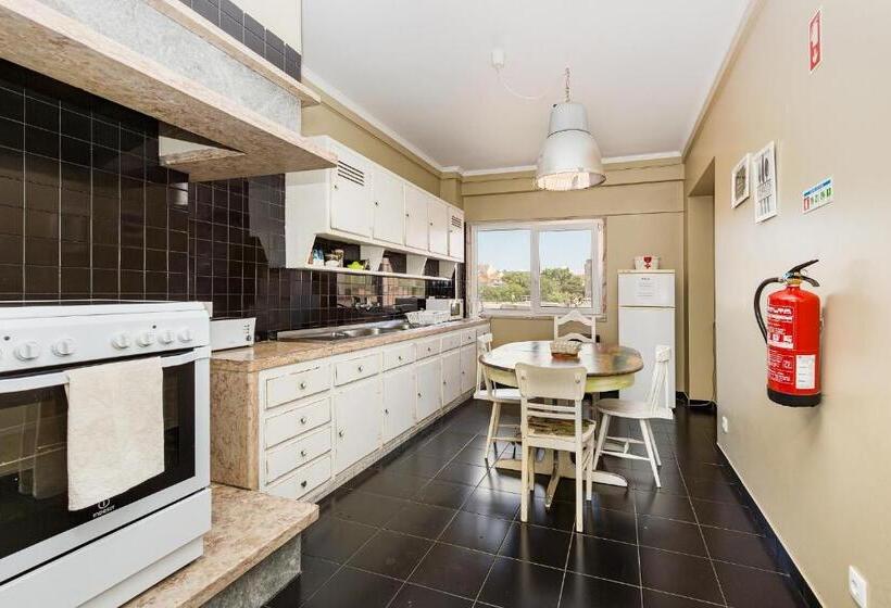 سوئیت با بالکن, Wallis Rato