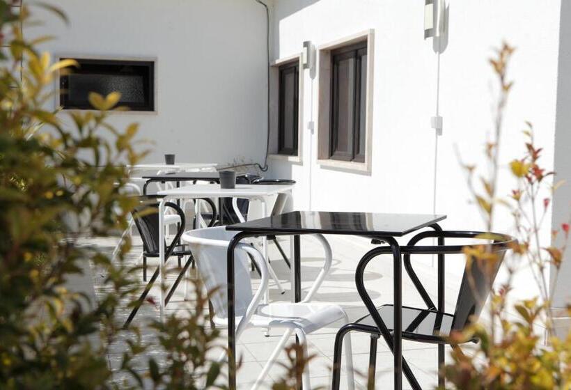 سوئیت با بالکن, Wallis Rato