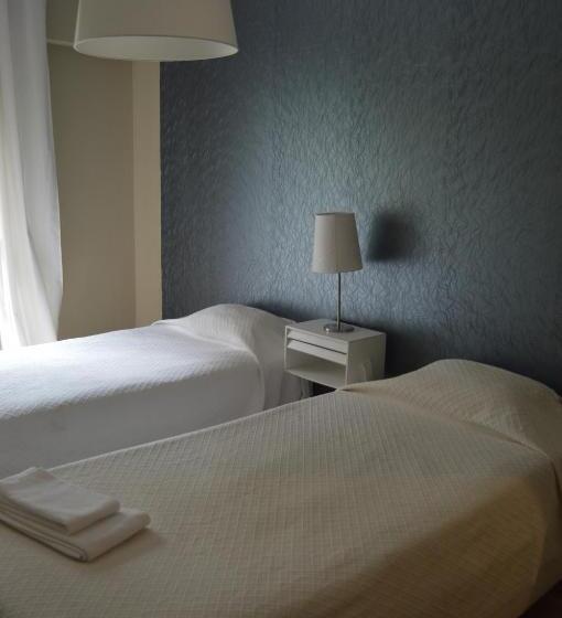 اتاق استاندارد با سرویس بهداشتی مشترک, Wallis Rato