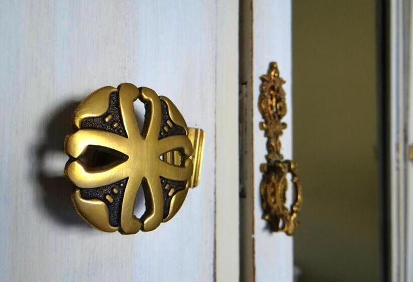 اتاق استاندارد با سرویس بهداشتی مشترک, Wallis Rato