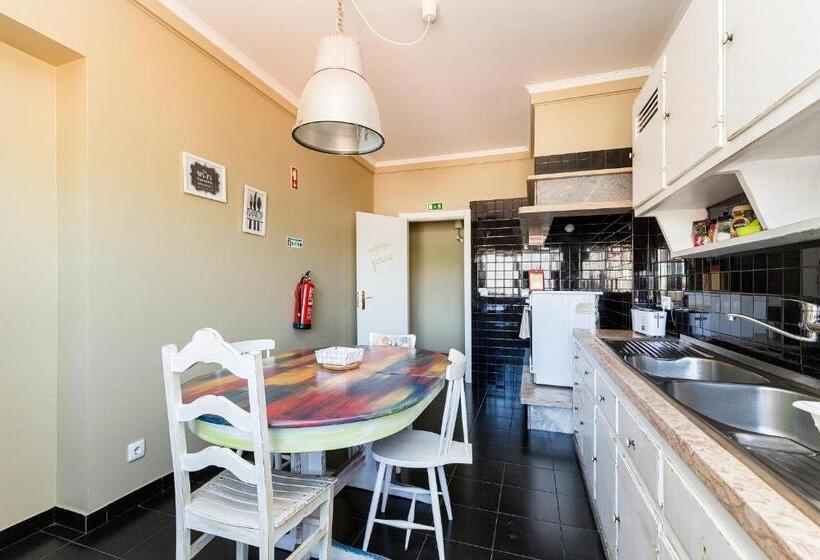 سوییت خانوادگی, Wallis Rato