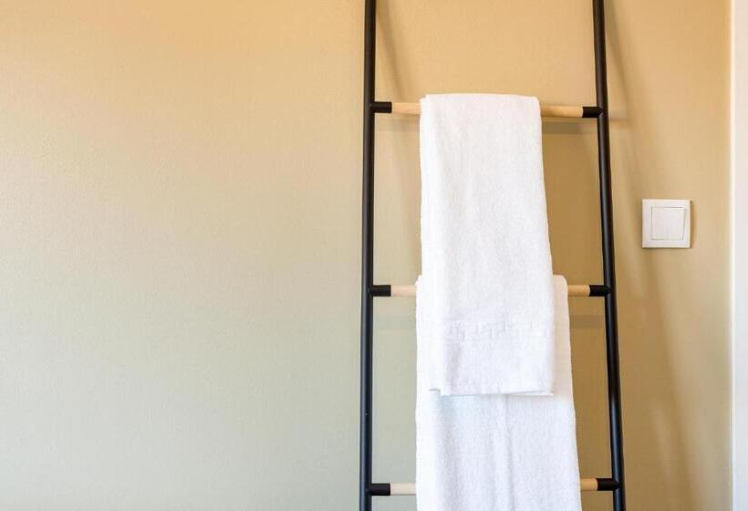 سوییت خانوادگی, Wallis Rato