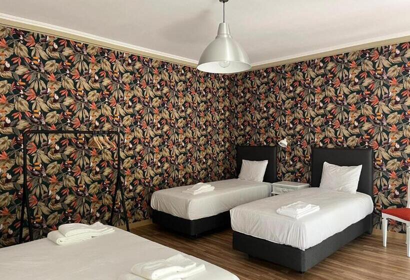 اتاق خانوادگی با سرویس بهداشتی مشترک, Wallis Rato