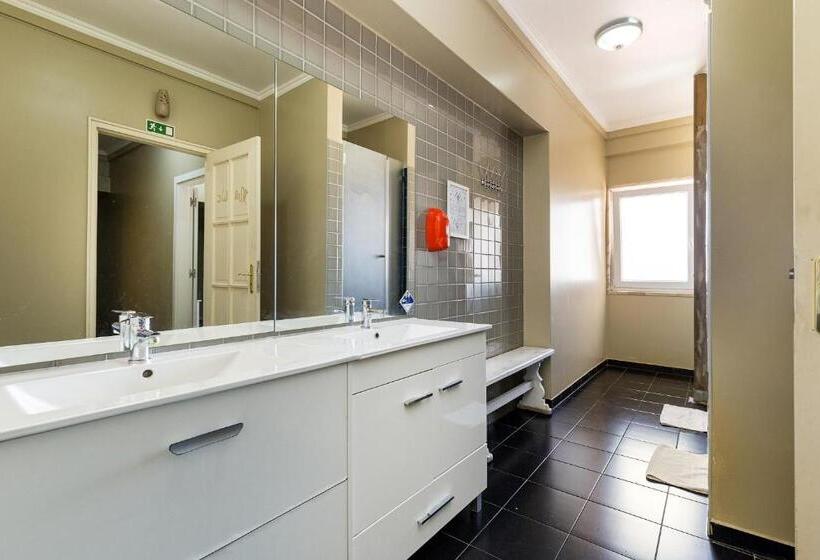 اتاق استاندارد با سرویس بهداشتی مشترک, Wallis Rato