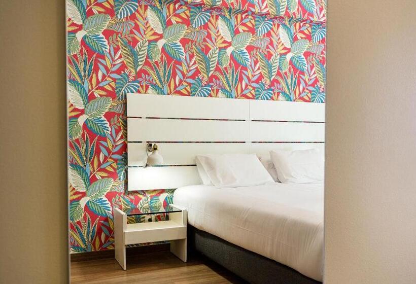 اتاق استاندارد با سرویس بهداشتی مشترک, Wallis Rato