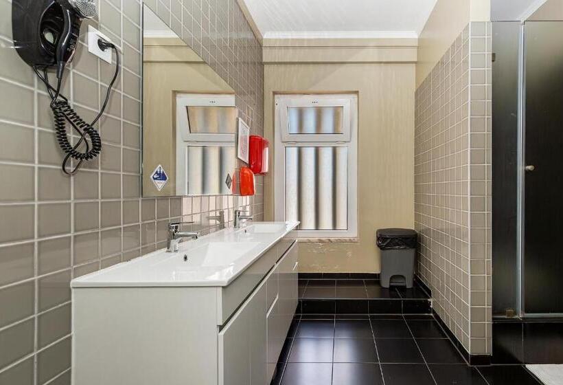 اتاق خانوادگی با سرویس بهداشتی مشترک, Wallis Rato