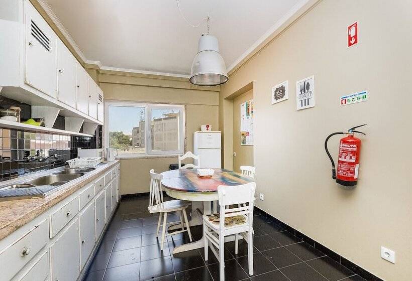 اتاق استاندارد با سرویس بهداشتی مشترک, Wallis Rato