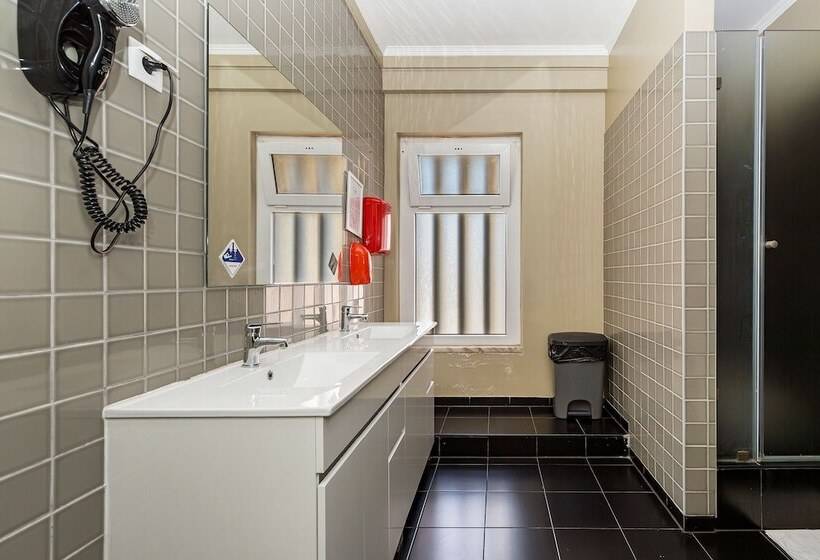 اتاق استاندارد با سرویس بهداشتی مشترک, Wallis Rato